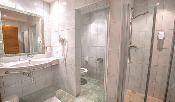 koenigsleiten-hotel-vital-alpin-komfort-hohe-tauern-badezimmer