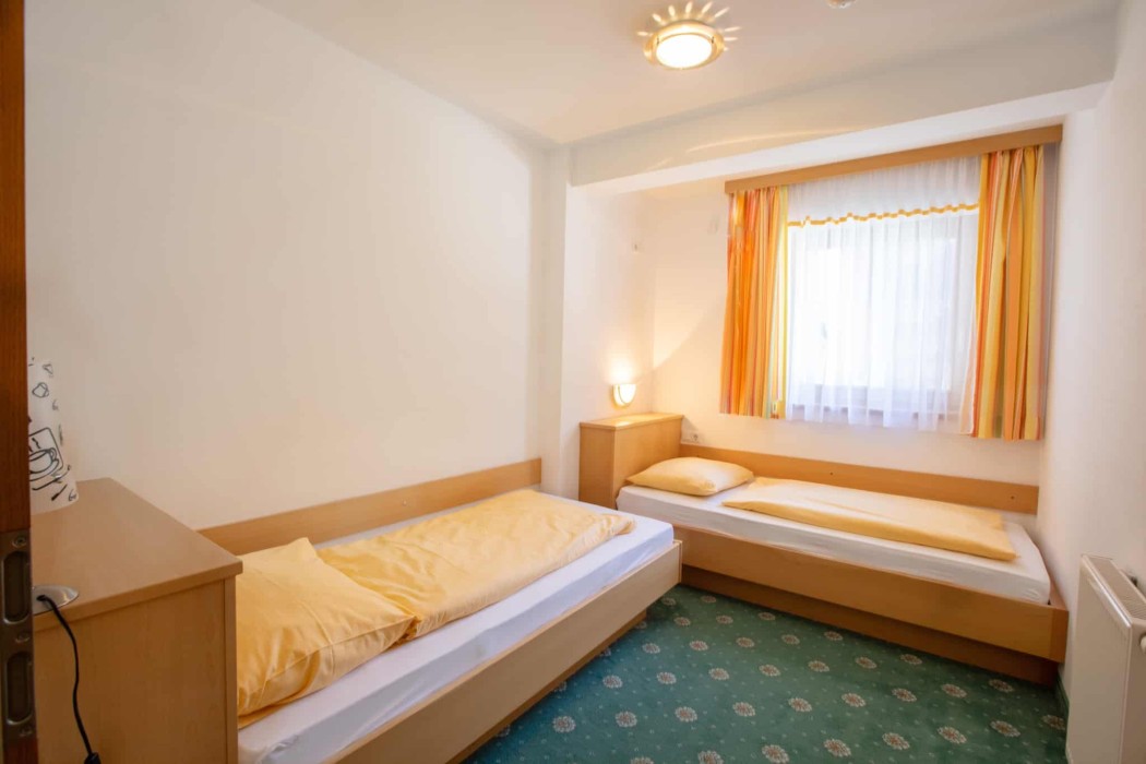 hotel-koenigsleiten-vital-alpin-familienzimmer-kitzbuehel-kinderzimmer-einzelbett