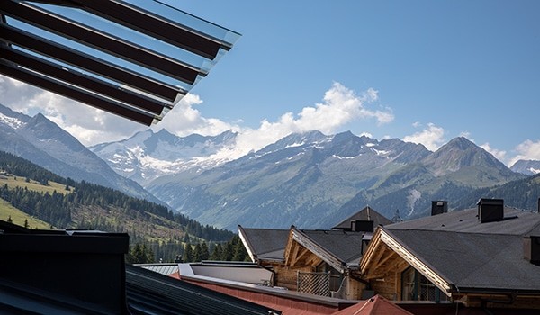 koenigsleiten-hotel-vital-alpin-familienzimmer-zillertal-aussicht-gletscherpanorama
