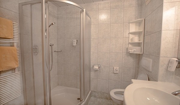 koenigsleiten-hotel-vital-alpin-geltscherblick-badezimmer